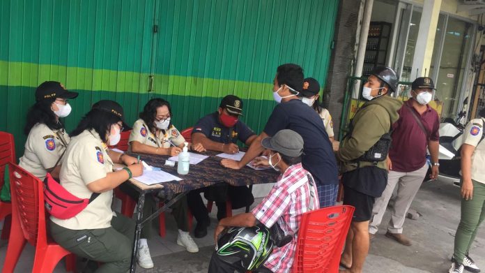 Tim Yustisi Kota Denpasar jaring pelanggar prokes di wilayah Kelurahan Peguyangan