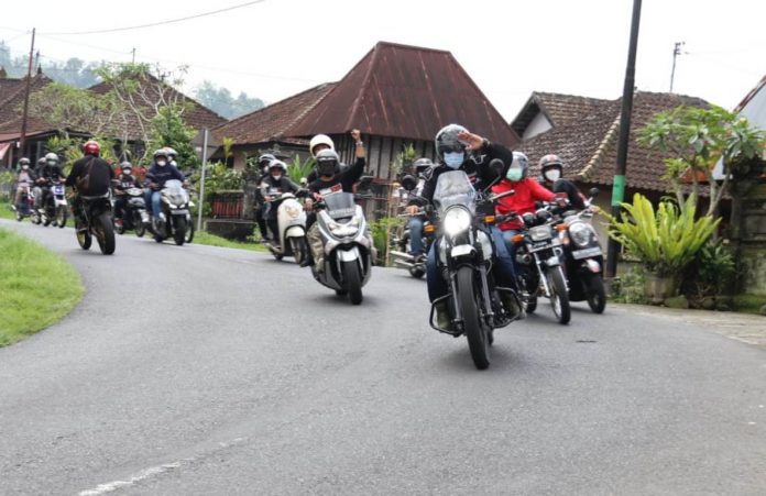Bupati Dr. Sanjaya yang didampingi Wakil Bupati I Made Edi Wirawan, SE., dan beberapa OPD di lingkungan Pemkab Tabanan, melakukan kegiatan road show dengan melintasi desa-desa di Kabupaten Tabanan, pada Sabtu (10/4/2021)