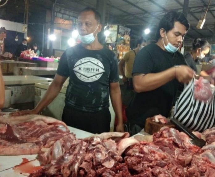 Pemantauan kesehatan daging di beberapa pasar oleh Tim Distan Kota Denpasar, Senin (12/4/2021)