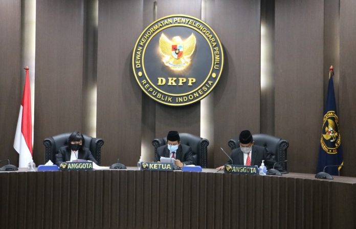 Sidang pembacaan putusan Dewan Kehormatan Penyelenggara Pemilu (DKPP) di Ruang Sidang DKPP, Gedung DKPP, Jakarta, Rabu (28/4/2021) pukul 09.30 WIB. (Foto : DKPP)