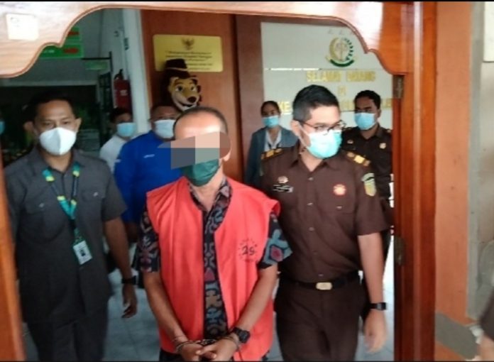 Salah satu tersangka saat keluar usai menjalani pemeriksaan di Kantor Kejaksaan Negeri Buleleng (dok)