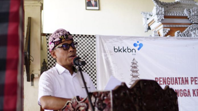 Anggota komisi IX DPR RI Karyasa Adnyana saat talkshow sosialisasi pendataan keluarga dan kelompok sasaran bangga kencana bersama BKKBN di Tejakula, Buleleng