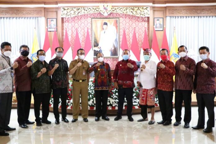 Bupati Dr. Sanjaya yang didampingi Sekda I Gede Susila dalam rapat bersama Gubernur Bali yang membahas tentang Perimbangan Keuangan antara Pemerintah Pusat dan Pemerintahan Daerah serta Pembahasan tentang Dana Alokasi Khusus (DAK) Tahun 2022 di RR Gedung Gajah Jaya Sabha Jl. Surapati No. 1 Denpasar, Senin (10/5/2021)