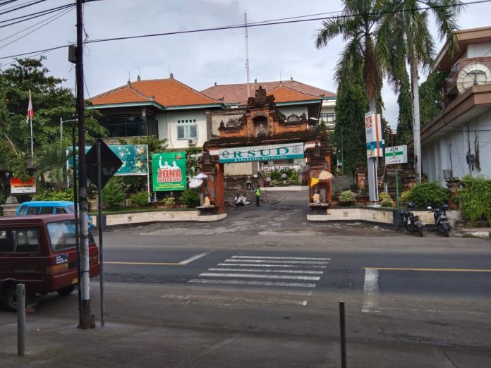 Tampak depan pintu masuk menuju RSUD Kabupaten Buleleng