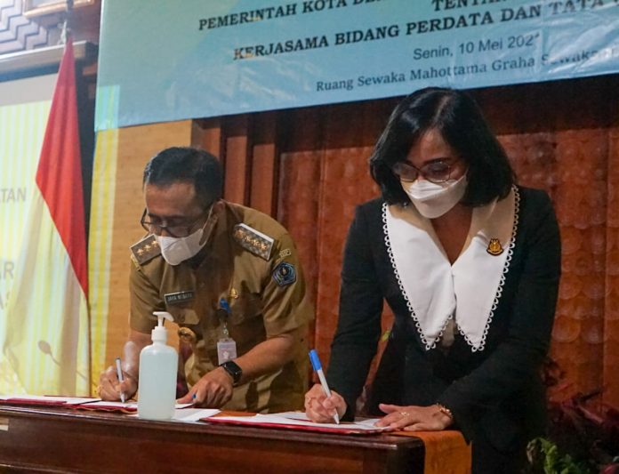 Wali Kota Denpasar, IGN Jaya Negara saat penandatanganan Nota Kesepahaman serta Komitmen Bersama Wilayah Birokrasi Bersih dan Melayani (WBBM) di Graha Sewaka Dharma Kota Denpasar, Senin (10/5/2021)