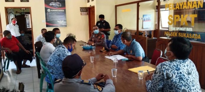 Proses mediasi antara Persosid dan travel yang dilakukan di Mapolsek Sukasada