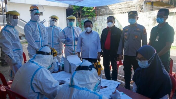 Pj. Sekda Kota Denpasar, I Made Toya meninjau pelaksanaan Rapid Test Antigen bagi Santri se-Kota Denpasar di Dusun Wanasari, Sabtu (22/5/2021)