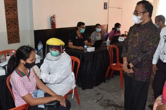 Wali Kota Denpasar, I.GN Jaya Negara didampingi Pastor Paroki Gereja Katedral Denpasar, RD. Herman Yoseph Babey dan. Kadiskes Kota Denpasar, dr. Luh Putu Sri Armini meninjau pelaksanaan vaksinasi Covid-19 di Gereja Katedral Denpasar, Jumat (4/6/2021)