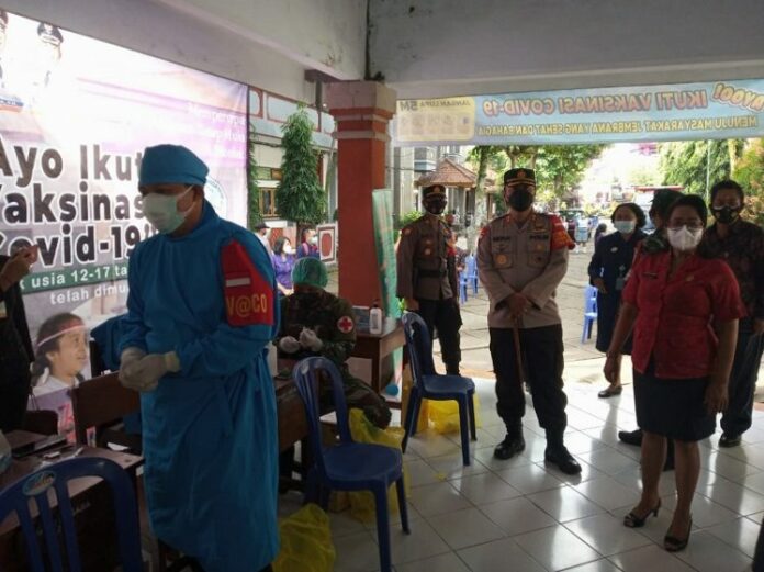 Kapolres Jembrana AKBP I Ketut Gede Adi Wibawa, S.I.K. bersama Bupati Jembrana I Nengah Tamba, S.H., Dandim 1617/Jembrana Letkol Inf. Hasrifuddin Haruna, S.Sos, dan Wakapolres Jembrana Kompol Marzel Doni, S.I.K., M.H. memantau langsung kegiatan Gerai Vaksin di SMA Negeri 1 Negara, Selasa (6/7/2021)