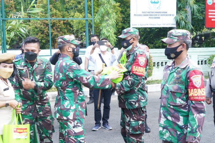 Danrem menyerahkan bantuan sembako secara simbolis kepada Babinkantimnas untuk diserahkan ke masyarakat