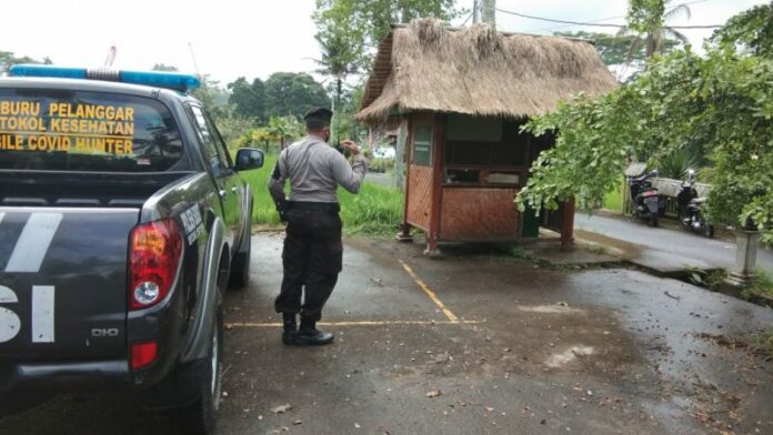 Anggota Polsek Susut, Bangli lakukan patroli di obyek wisata waterfall Tibumana saat banyupinaruh