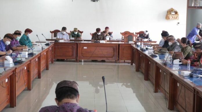 Rapat paripurna internal DPRD Kabupaten Buleleng yang digelar di ruang Gabungan Komisi Gedung DPRD Buleleng 