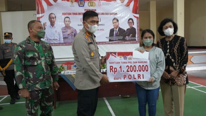 Polres Bangli salurkan BTPKLW kepada pedagang kaki lima. Bantuan tersebut diharapkan bisa membantu usaha PKL dalam pandemi Covid-19