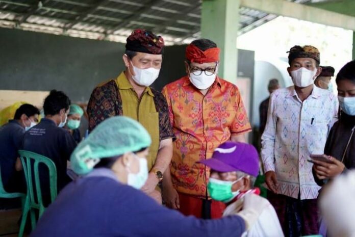 Kepala OJK Regional 8 Bali dan Nusa Tenggara, Giri Tribroto bersama Bupati Klungkung, I Nyoman Suwirta mengunjungi Dusun Bayuh, Desa Kutampi, Nusa Penida