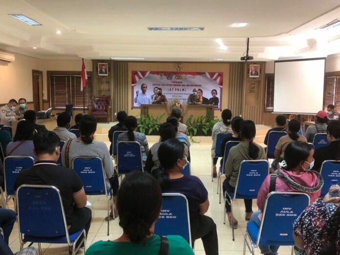 Sebanyak 191 pedagang kaki lima dan warung mendapatkan saluran dana dari program pemerintah BTPKLW Tahap III yang diserahkan secara langsung di Aula Mapolres Badung, pada Selasa (12/10/2021) pagi