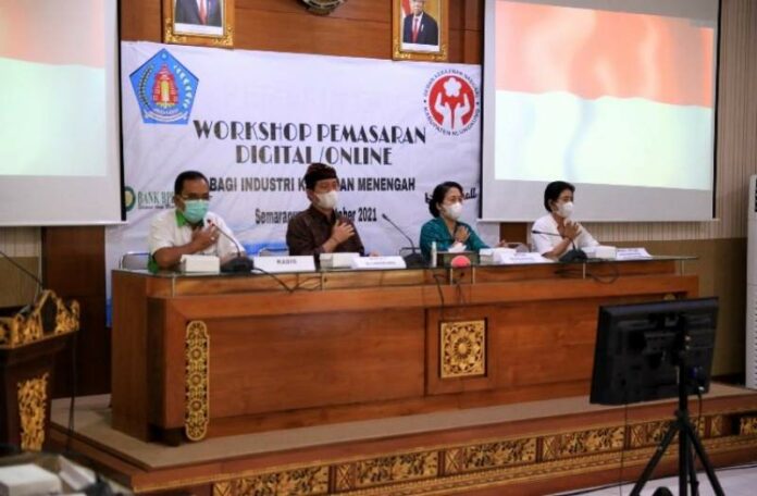 Bupati Suwirta saat membuka acara Workshop Pemasaran Digital/Online bagi Industri Kecil Menengah (IKM) bertempat di Ruang Rapat Praja Mandala Kantor Bupati Klungkung, Rabu (13/10/2021)