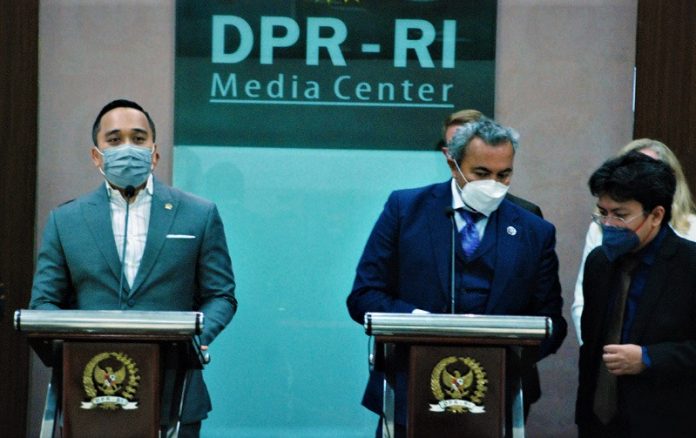 Wakil Ketua Badan Kerjasama Antar Parlemen (BKSAP) DPR RI Putu Supadma Rudana pada konferensi pers bersama dengan Ketua Subkomite Parlemen AS untuk Asia Pasifik, Ami Bera di Gedung MPR/DPR/DPD RI, Senayan, Jakarta, Jumat (12/11/2021). (Foto: balipuspanews.com)