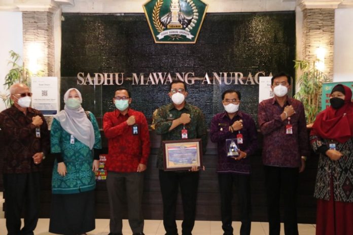 Bupati Tabanan Dr. I Komang Gede Sanjaya, menerima penghargaan yang diberikan Menkeu RI yang diwakili oleh Kepala Kantor Wilayah Dirjen Perbendaharaan Provinsi Bali, Teguh Dwi Nugroho di kantor Bupati Tabanan, Selasa (16/11/2021)