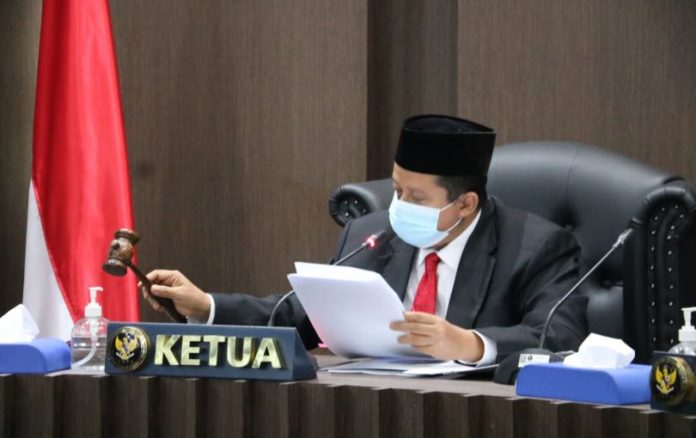 Sidang Kode Etik Penyelenggara Pemilu dengan agenda pembacaan putusan terhadap enam perkara dugaan pelanggaran kode etik penyelenggara pemilu (KEPP) di Ruang Sidang DKPP, Gedung DKPP, Jakarta, Rabu (17/11/2021). (Foto: DKPP)