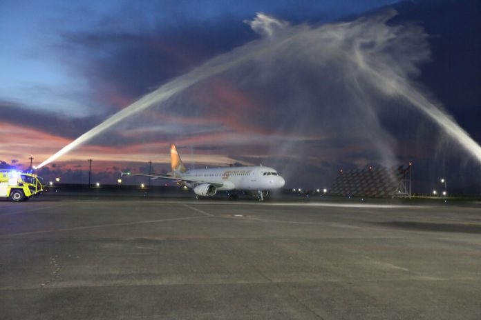 Penyambutan pendaratan perdana Super Air Jet usai melakukan penerbangan perdananya dari Jakarta menuju Bali
