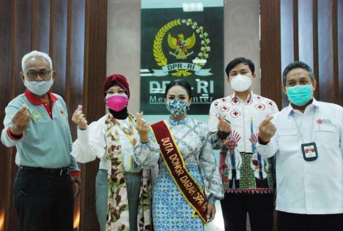 Anggota DPR RI dari Fraksi PDI Perjuangan, Krisdayanti (tengah) usai disematkan sebagai Duta Donor Darah Indonesia dalam rangka HUT Korpri ke-50 di Lobi Gedung Nusantara III, Gedung MPR/DPR/DPD RI, Senayan, Jakarta, Rabu (24/11/2021). (Foto: DPR RI)
