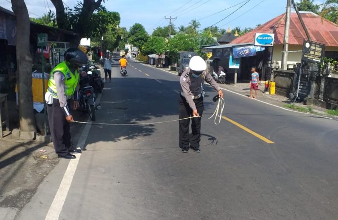 Petugas kepolisian saat melakukan olah TKP kejadian lakalantas di Kilometer 31.800 Wilayah Banjar Dinas Celagi Batur, Desa Bondalem, Kecamatan Tejakula, Buleleng