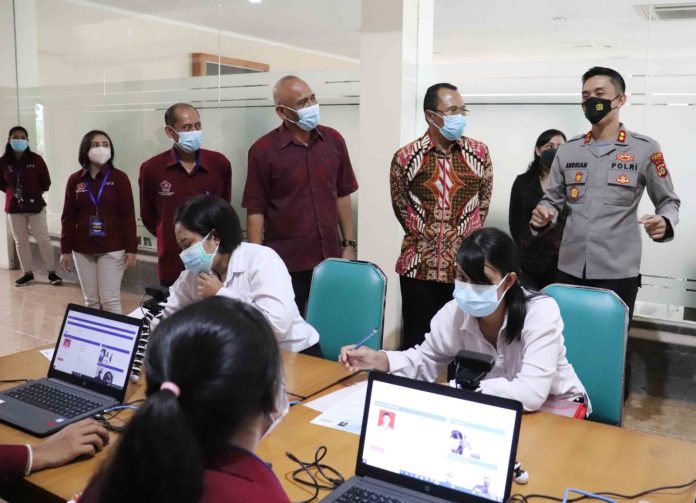 Sekda Suyasa saat melakukan peninjauan terkait pelaksanaan SKB di BPSDM Provinsi Bali