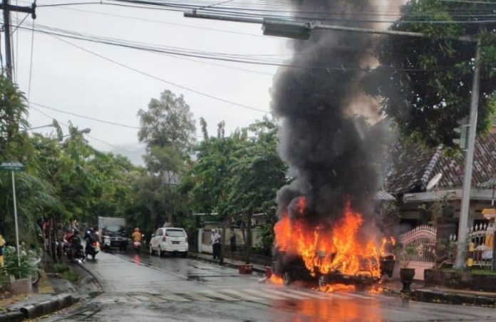 Mobil milik, Tukiman,53, ludes terbakar di Simpang Melati jalan Udayana, Kelurahab Baler Bale Agung, Negara, Rabu (17/5/2021)