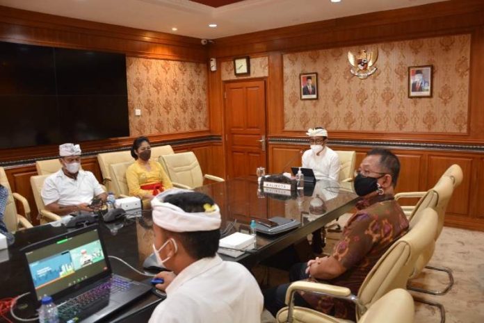 Wali kota Denpasar, IGN Jaya Negara ketika mengikuti video conference zoom meeting evaluasi penetapan Kabupaten Kota (KaTa) Kreatif Indonesia, Jumat (19/11/2021)