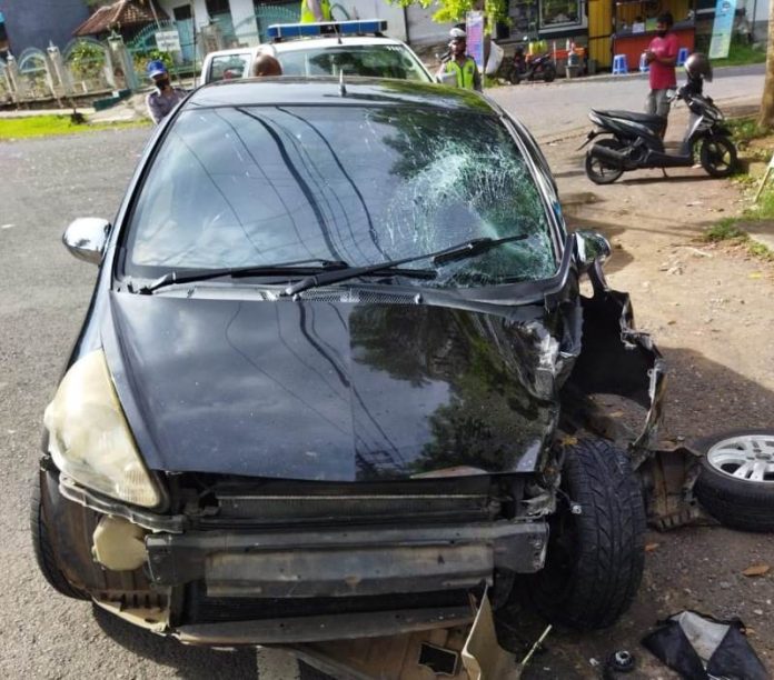Mobil Honda Jazz yang ringsek akibat lakalantas di jalan raya jurusan Denpasar-Gilimanuk, Kamis (25/11/2021)