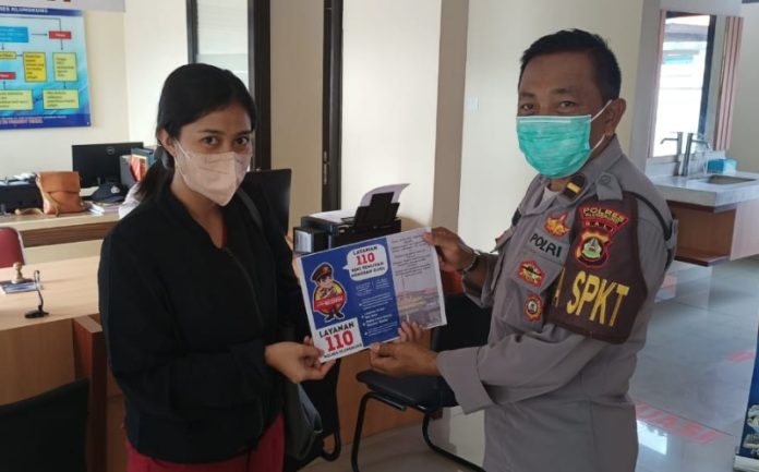 Personel Polres Klungkung menggencarkam sosialisasi layanan 110, Sabtu (27/11/2021)