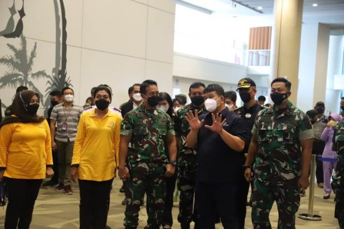 Panglima TNI, Jenderal Andika Perkasa melakukan peninjauan terkait keamanan di Bandara Internasional I Gusti Ngurah Rai – Bali, Jumat (26/11/2021)