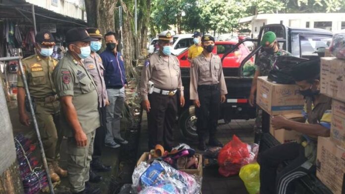 Tim gabungan menggelar Operasi Aman Nusa Agung 2021 di sekitar jalan Ngurah Rai, Rabu (8/12/2021)