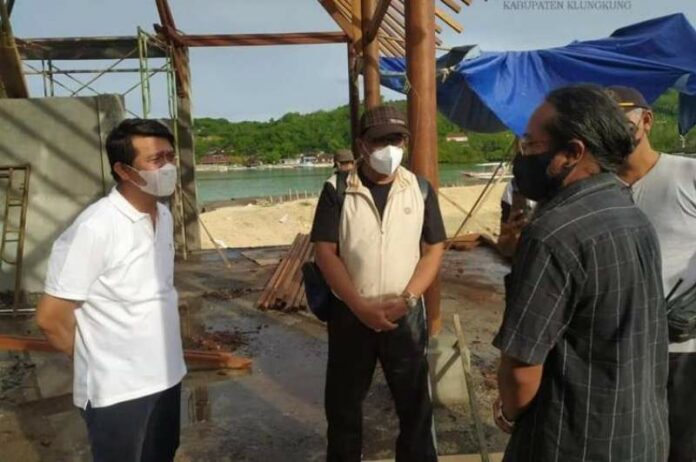 Bupati Klungkung, I Nyoman Suwirta saat melakukan sidak pembangunan toilet dan Plaza Kuliner Satge Ceningan, Minggu (12/12/2021)