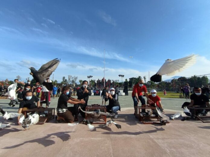 Bupati Sedana Arta bersama Wabup Wayan Diar lepas burung merpati di Alun-alun Kota Bangli