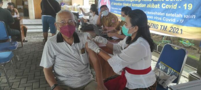 Seorang warga yang telah menjalani vaksinasi booster di Dinas Kesehatan Kabupaten Buleleng