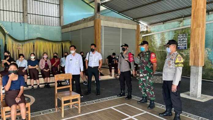 Siswa SMA Negeri 1 Selat jalani tes swab setelah salah satu siswa terpapar Covid-19