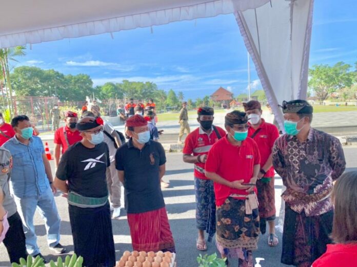 Bupati Bangli Sedana Arta bersama Wabup Wayan Diar, Ketua DPRD Bangli mengunjungi pameran pertanian organik di Alun-alun Kota Bangli