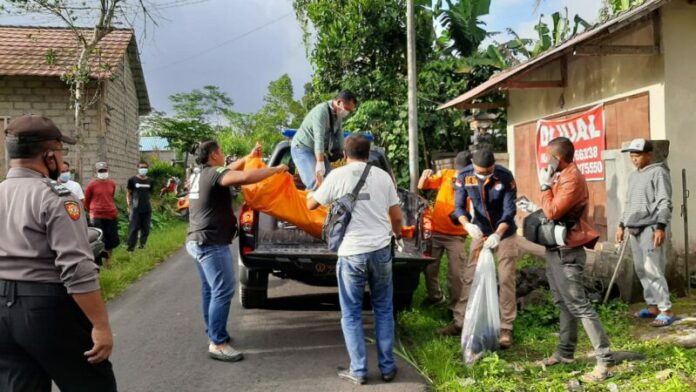 Petugas mengevakuasi jenazah pria asal Peguyangan, Denpasar yang ditemukan meninggal di kamar kos Desa Penglumbaran, Susut, Bangli
