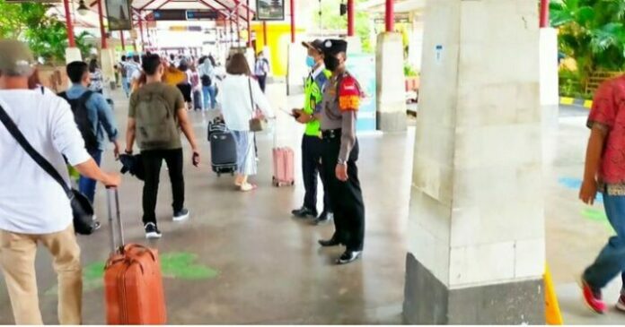 Polres Kawasan Bandara I Gusti Ngurah Rai melaksanakan pengamanan kedatangan Penumpang Perjalanan Luar Negeri (PPLN) pasca pemberlakuan aturan pemerintah tanpa karantina bagi PPLN