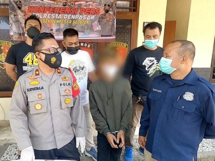 Tim Opsnal Reskrim Polsek Denpasar Selatan membekuk pria berinisial YP,21, di Jalan Pulau Moyo I, Denpasar Selatan, pada Selasa (15/3/2022) sekitar pukul 22.00 WITA