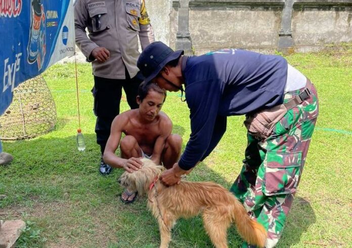 Tim dari Kesmavet melakukan vaksinasi rabies terhadap hewan peliharaan di zona merah, Jumat (8/4/2022).