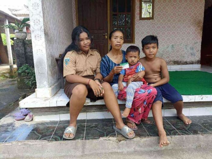 Keluarga I Wayan Suwenten yang mengandalkan JKN-KIS untuk pengobatan.