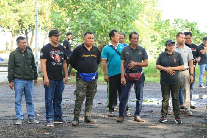 Bupati Jembrana, I Nengah Tamba saat menghadiri gotong royong di kawasan Pantai Rambut Siwi, Desa Yehembang, Kecamatan Mendoyo, Kabupaten Jembrana yang digagas oleh Pokdarwis Segara Ramai Yehembang, Jumat (17/6/2022)