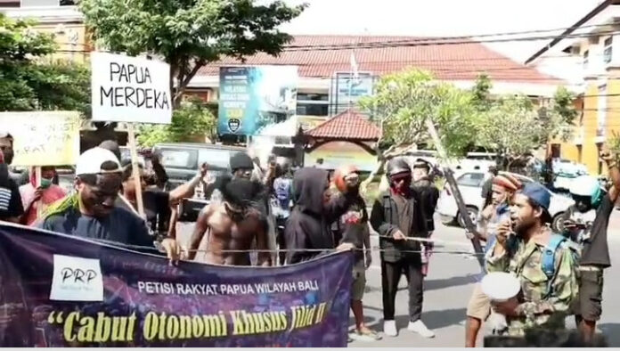 Aksi unjuk rasa yang digelar puluhan mahasiswa dari Petisi Rakyat Papua (PRP) di depan Konsulat Amerika di Renon, pada Jumat (3/6/2022)