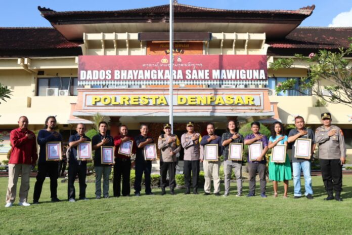 Penyerahan piagam dan hadiah ke para pemenang lomba di halaman Polresta Denpasar, Senin (20/6/2022)