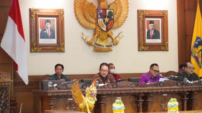 Suasana Rapat Paripurna ke-17 DPRD Bali dengan agenda Jawaban Pemerintah atas Pandangan Fraksi-fraksi