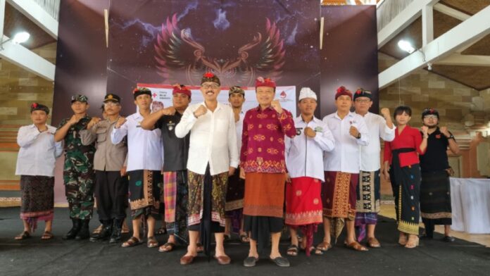 Wabup Wayan Diar didampingi Ketua DPRD Bangli Ketut Suastika kukuhkan Relawan Donor Darah Kelurahan Kubu
