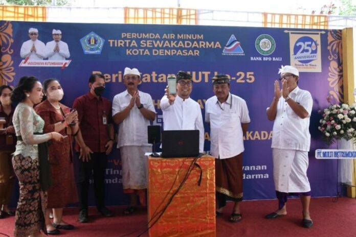 Perayaan puncak Hut ke-25 Perumda Air Minum Tirta Sewakadarma Kota Denpasar dan juga launching pembayaran tagihan melalui kanal Qris Bank BPD Bali yang berlangsung di kantor setempat, Jumat (1/7/2022)