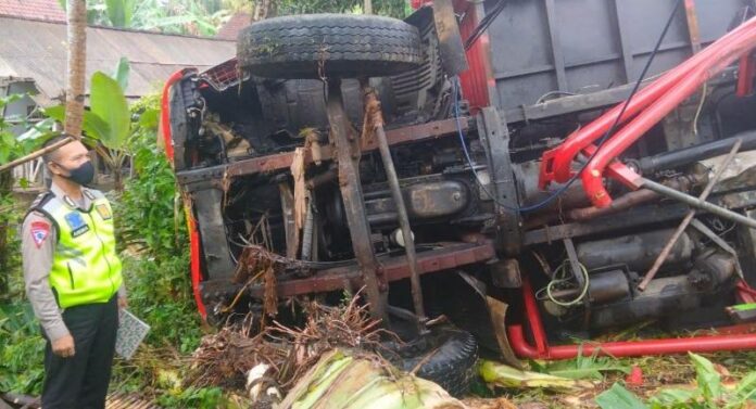 Truk tronton terguling ke permukiman warga diduga akibat mesin mati, Selasa (30/8/2022)